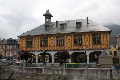 Arreau la mairie halle routes touristique des hautes pyrenees guide du tourisme midi pyreneess