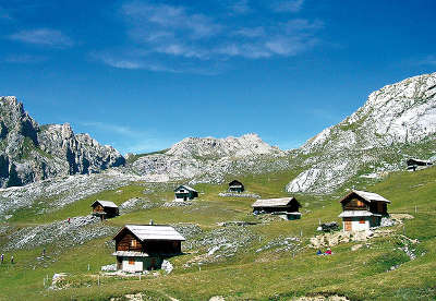 Arvieux queyras chalets de montagne routes touristiques des hautes alpes guide du tourisme de provence alpes cote d azyr