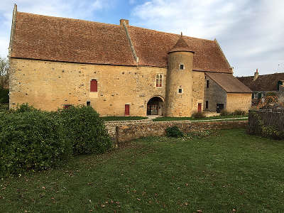 Asnieres sur vegre petite cite de caractere la cour de justice routes touristiques de la sarthe guide du tourisme pays de la loire