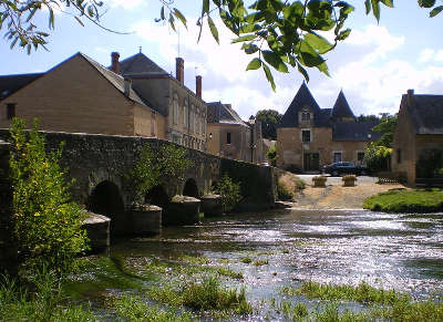 Asnieres sur vegre petite cite de caractere le pont sur la vegre routes touristiques de la sarthe guide du tourisme pays de la loire