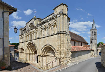 Aubeterre sur dronne plus beau village eglise saint jacques routes touristiques de charente guide du tourisme du poitou charente