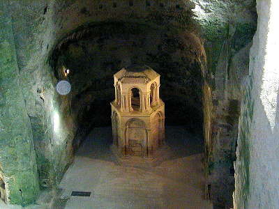 Aubeterre sur dronne plus beau village l eglise souterraine saint jean et son imposant reliquaire routes touristiques de charente guide du tourisme du poitou charente