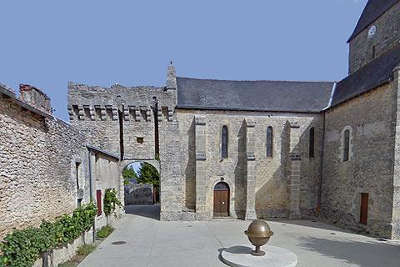 Aubigne sur layon petite cite de caractere place centrale routes touristiques de maine et loire guide du tourisme du pays de la loire