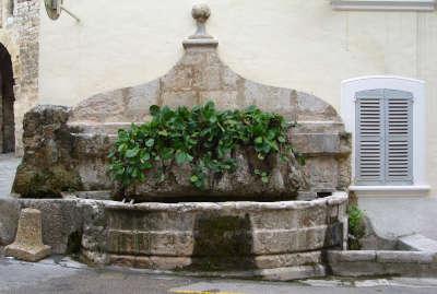 Aups village de caractere fontaine vieille pres de la tour sarrasine rue marechal foch route touristique du var guide touristique de la provence alpes cote d azur