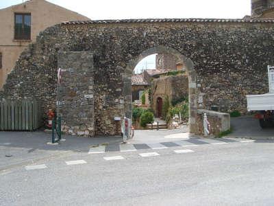 Aups village de caractere porte des aires route touristique du var guide touristique de la provence alpes cote d azur