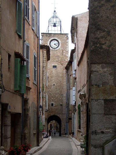 Aups village de caractere rue de l horloge routes touristiques du var guide touristique de la provence alpes cote d azur