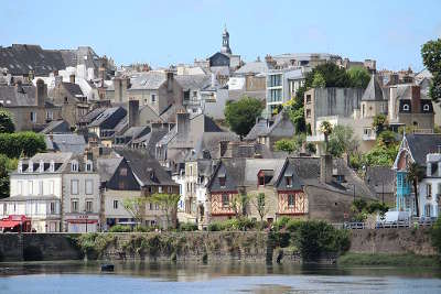 Auray vue depuis la terre rouge routes touristiques dans le morbihan guide du tourisme en bretagne