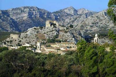 Aureille routes touristiques des bouches du rhone guide du tourisme de la provence alpes cote d azur