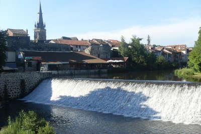 Aurillac vue du pont rouge routes touristiques du cantal guide touristique de l auvergne