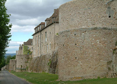 Autun les remparts gallo romains routes touristiques en saone et loire guide du tourisme en bourgogne