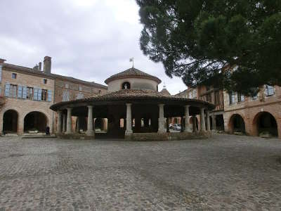 Auvillar plus beau village la halle aux grains routes touristiques du tarn et garonne guide du tourisme midi pyrenees