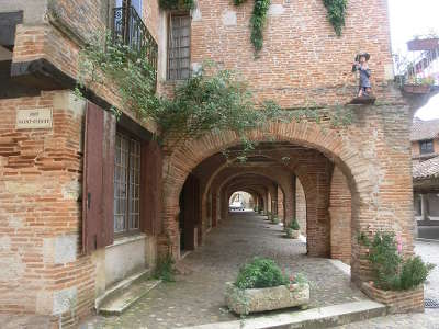 Auvillar plus beau village place de la halle aux grains passage voute routes touristiques du tarn et garonne guide du tourisme midi pyrenees