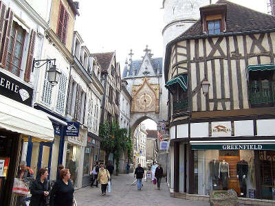 Auxerre la tour de l horloge routes touristiques dans l yonne guide du tourisme en bourgogne