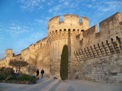 Avignon remparts de l oulle avec leurs tours routes touristiques du vaucluse guide du tourisme de provence alpes cote d azur