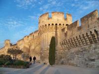 Avignon remparts de l oulle avec leurs tours routes touristiques du vaucluse guide du tourisme de provence alpes cote d azur