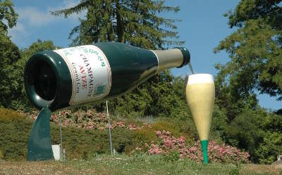 Avize bouteiile et verre a champagne a l entree du bourg route touristique du champagne cote des bar