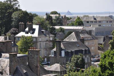 Avranches vue sur le mont saint michel routes touristiques de la manche guide de tourisme de basse normandie