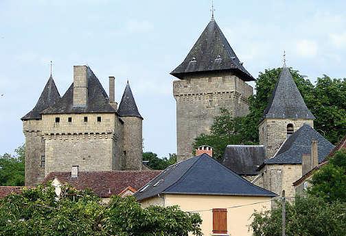 Badefols d ans domine par son chateau routes touristiques de dordogne guide du tourisme d aquitaine