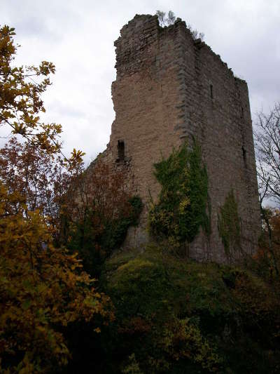 Baerenthal donjon ruine du chateau de ramstein routes touristiques de la moselle guide du tourisme de la lorraine