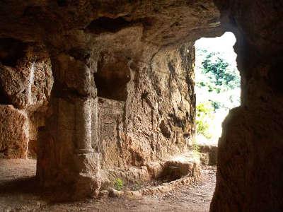 Bajols couvent troglodyte des carmes routes touristiques du var guide touristique de la provence alpes cote d azur