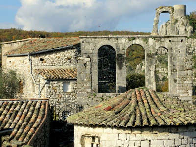 Balazuc plus beau village et village de caractere clocher vieille eglise routes touristiques de ardeche guide du tourisme du rhone alpes