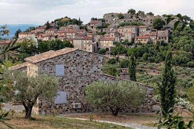 Banne village de caractere vieille ville et ruine du chateau routes touristiques de l ardeche guide du tourisme rhone alpes