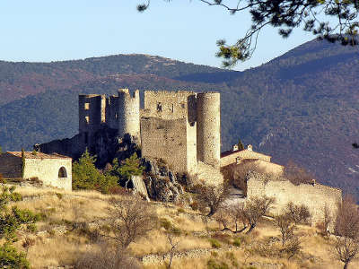 Bargeme plus beau village le chateau routes touristiques du var guide du tourisme de la provence alpes cote d azur