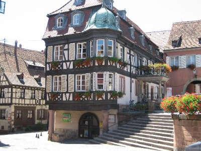 Barr place de l hotel de ville route touristique du bas rhin guide du tourisme d alsace