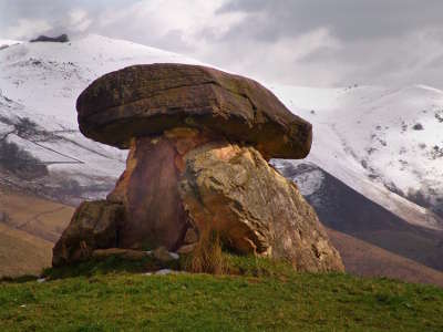 Basse navarre dolmen route d iraty aux arbailles les routes touristiques pyrenees atlantiques guide du tourisme nouvelle aquitaine