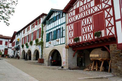 Bastide clairence la place de la mairie plus beaux villages de france routes touristiques des pyrenees atlantiques guide du tourisme nouvelle aquitaine