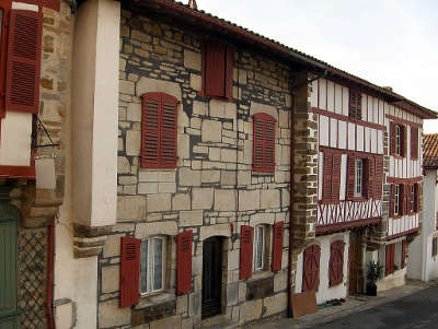 Bastide clairence les maisons dans la bastide classe plus beaux villages de france routes touristiques des pyrenees atlantiques guide du tourisme nouvelle aquitaine