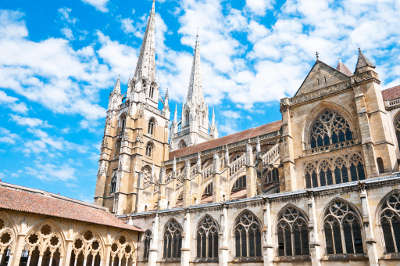 Bayonne cathedrale saint marie routes touristiques des pyrenees atlantiques guide du tourisme nouvelle aquitaine