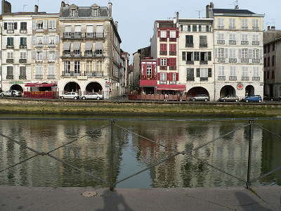 Bayonne les quais de la nive routes touristiques des pyrenees atlantiques guide du tourisme nouvelle aquitaine