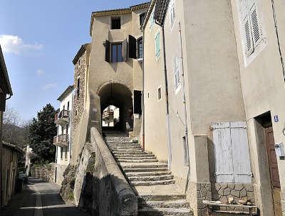 Beauchastel village de caractere rue de la grande porte routes touristiques de l ardeche guide du tourisme rhone alpes