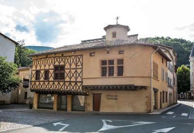 Beaujeu maison a pans de bois route touristique du rhone guide du tourisme de rhone alpes