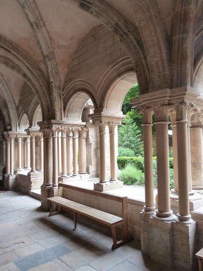 Beaune basilique notre dame galerie du cloitre routes touristiques de la cote d or guide touristique de bourgogne