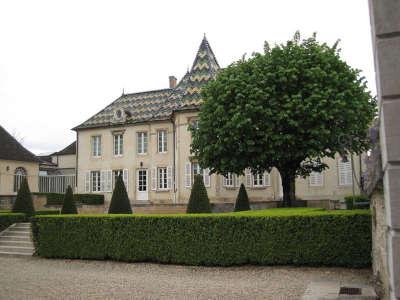 Beaune chateau en tuile vernissee de bourgogne routes touristiques de la cote d or guide touristique de bourgogne