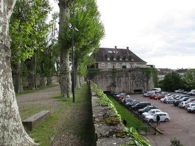 Beaune chemin de rempart et tour des dames routes touristiques de la cote d or guide touristique de bourgogne