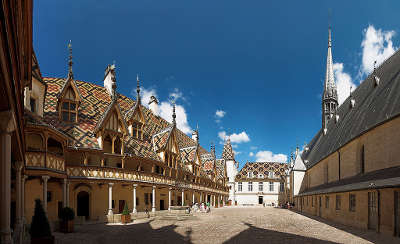 Beaune hospices de beaune avec tuile vernissee de bourgogne route touristique en cote d or guide du tourisme en bourgogne