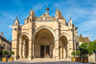 Beaune la basilique notre dame route touristique en cote d or guide du tourisme en bourgogne