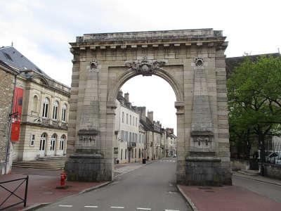 Beaune porte 1770 et ancien bastion 1569 saint nicolas routes touristiques de la cote d or guide touristique de bourgogne