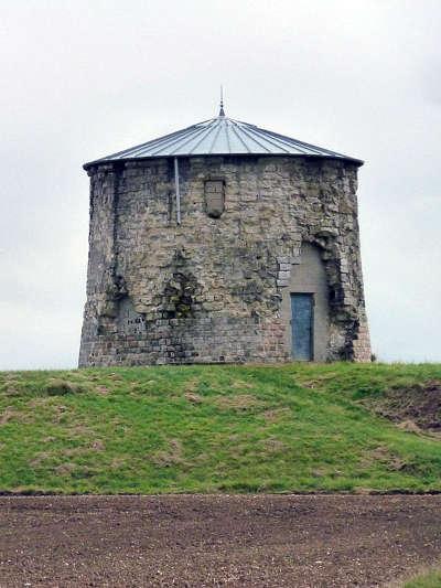 Beaurevoir tour de l ancien chateau routes touristiques de l aisne guide du tourisme de picardie