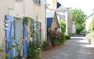 Behuard petite cite de caractere ruelle fleuri routes touristiques de maine et loire guide du tourisme du pays de la loire