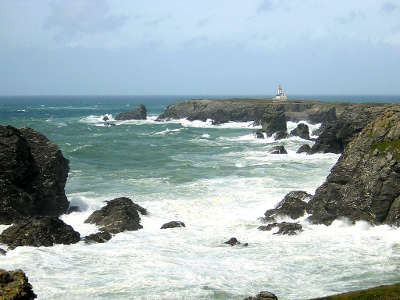 Belle ile en mer la pointe des poulains battue par la mer routes touristiques dans le morbihan guide du tourisme en bretagne