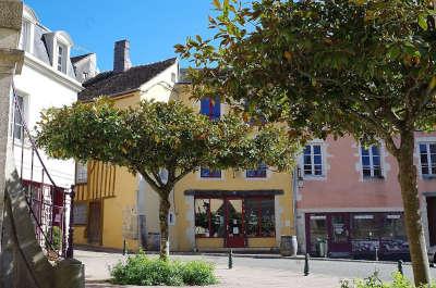 Belleme petite cite de caractere le quartier de l eglise saint sauveur et ses maisons aux facades colorees routes touristiques de l orne guide touristique de normandie