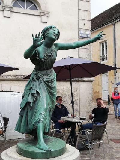 Belleme petite cite de caractere statue de la jeune fille jouant a colin maillard routes touristiques de l orne guide touristique de normandie