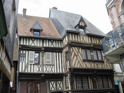 Bernay maisons de type medieval a encorbellements routes touristiques d e l eure guide touristique de la haute normandie