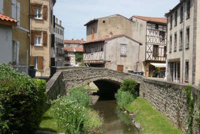 Billom pont notre dame ou pont du marche entre le rue notre dame et le creux du marche routes touristiques du puy de dome guide touristique de l auvergne