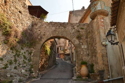 Biot plus beau detours de france porte des ancien remparts routes touristique des alpes maritime guide du tourisme provence alpes cote d azur