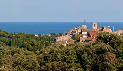 Biot plus beau detours de france vue du village routes touristique des alpes maritime guide du tourisme provence alpes cote d azur